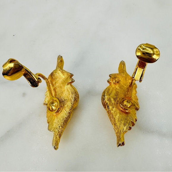 Vintage Coro Gold Leaf Earrings Clip On Signed Curled Leaf Design Mid Century - Picture 6 of 9